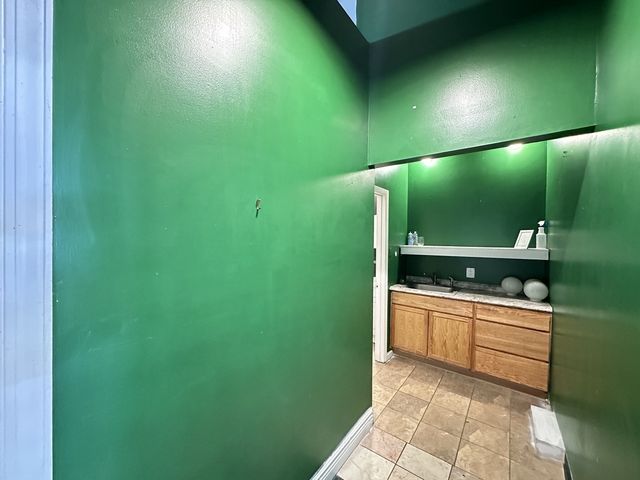 2136 W CHICAGO Avenue, Chicago, IL 60622