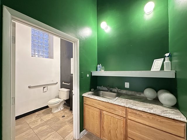 2136 W CHICAGO Avenue, Chicago, IL 60622