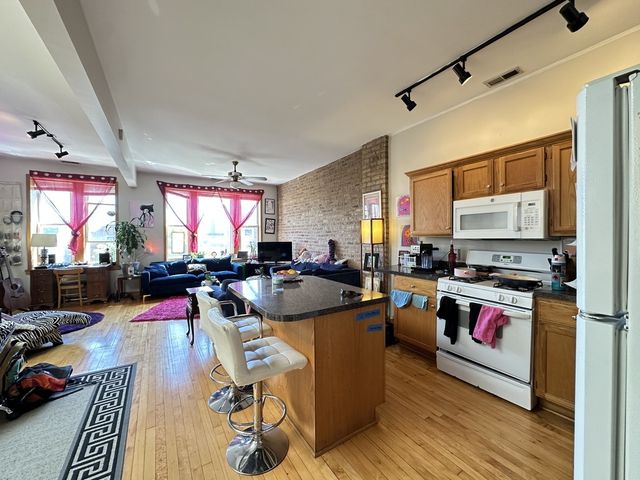 2136 W CHICAGO Avenue, Chicago, IL 60622
