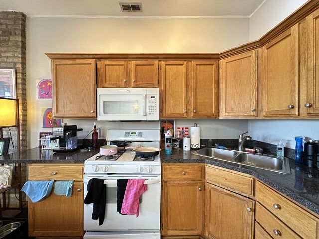 2136 W CHICAGO Avenue, Chicago, IL 60622