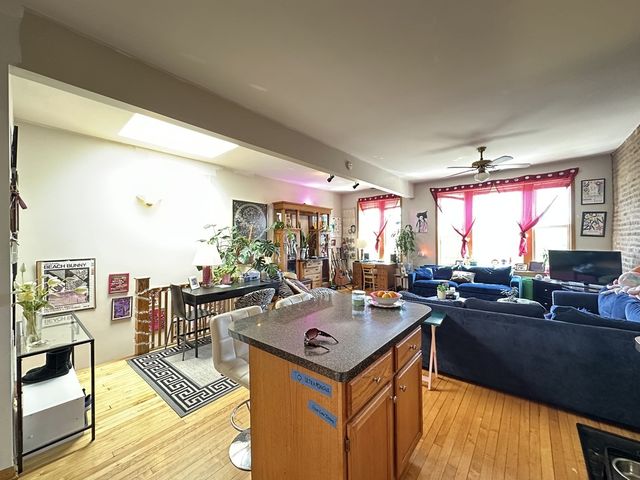 2136 W CHICAGO Avenue, Chicago, IL 60622