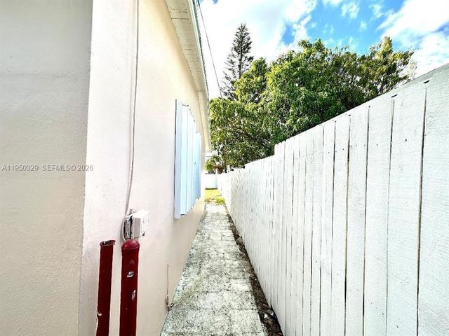 525 NW 15th Ter, Fort Lauderdale, FL 33311