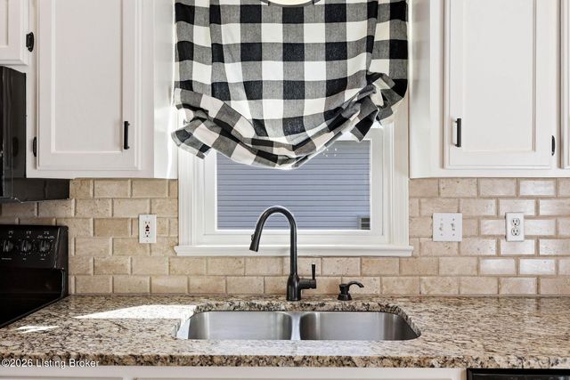 11708 Saratoga Woods Ct, Louisville, KY 40299