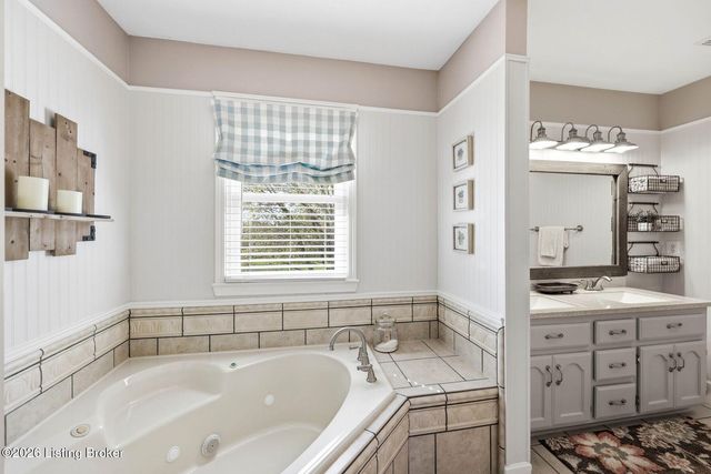 11708 Saratoga Woods Ct, Louisville, KY 40299