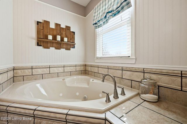 11708 Saratoga Woods Ct, Louisville, KY 40299