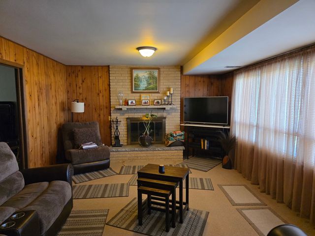 807 W Manor Court W, Glenwood, IL 60425