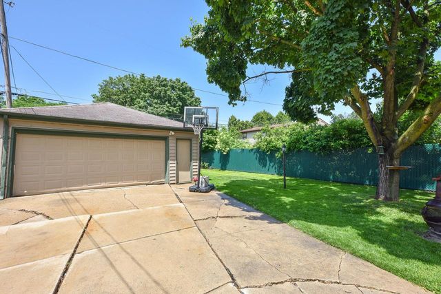 819 S 90th STREET, West Allis, WI 53214