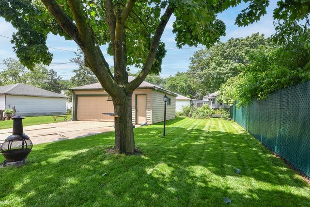 819 S 90th STREET, West Allis, WI 53214