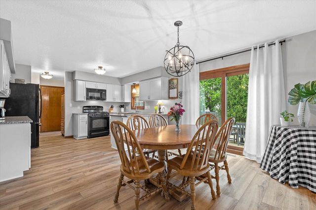 8450 Heritage COURT, Oak Creek, WI 53154