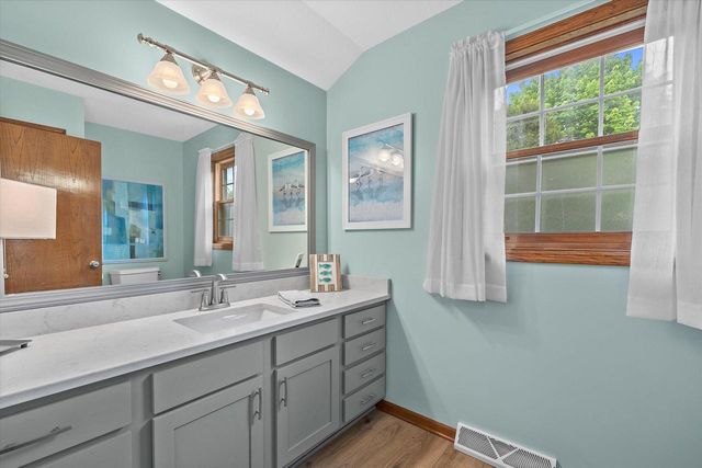 8450 Heritage COURT, Oak Creek, WI 53154
