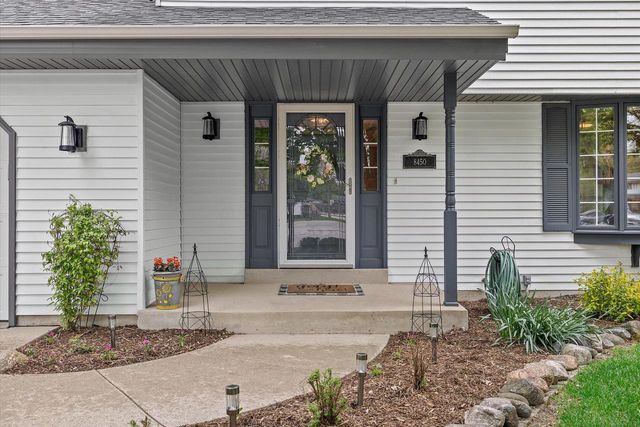 8450 Heritage COURT, Oak Creek, WI 53154