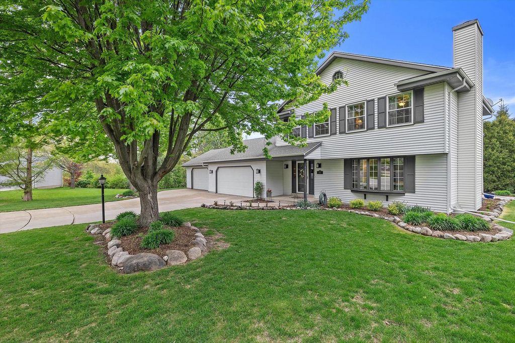 8450 Heritage COURT, Oak Creek, WI 53154