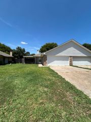 7501 April Lane, North Richland Hills, TX 76182