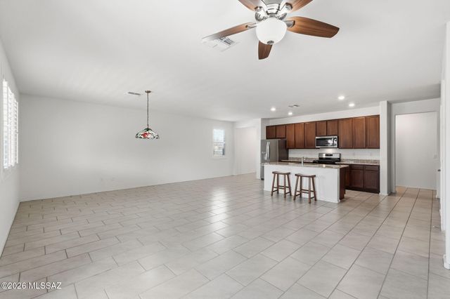 2231 W Desert Topaz Way, Tucson, AZ 85742