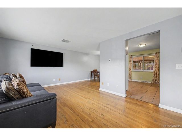 933 Newcombe St, Lakewood, CO 80215
