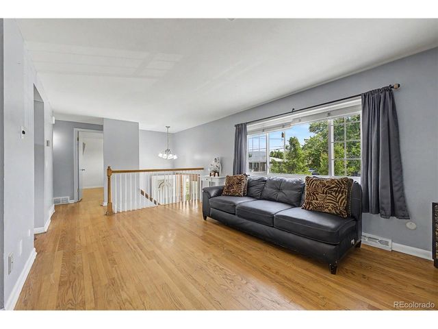 933 Newcombe St, Lakewood, CO 80215