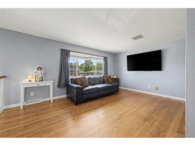 933 Newcombe St, Lakewood, CO 80215