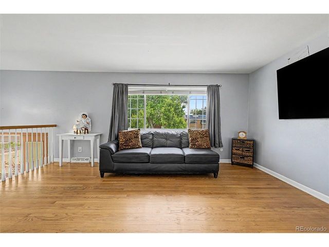 933 Newcombe St, Lakewood, CO 80215