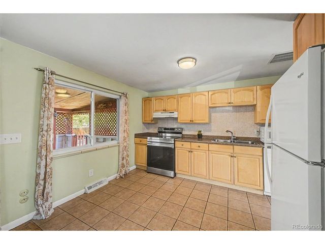 933 Newcombe St, Lakewood, CO 80215