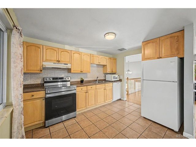 933 Newcombe St, Lakewood, CO 80215