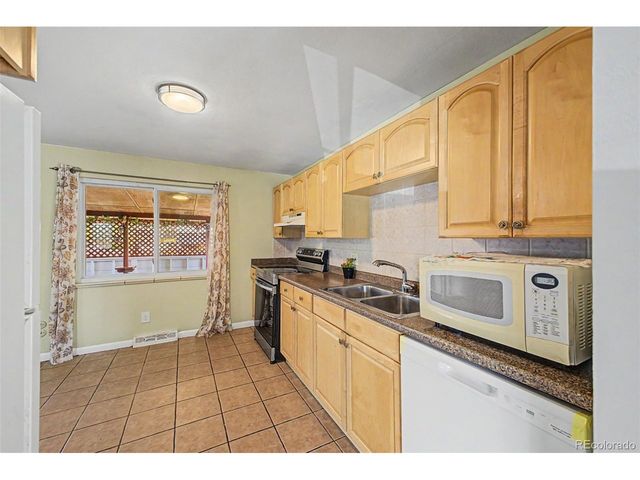 933 Newcombe St, Lakewood, CO 80215