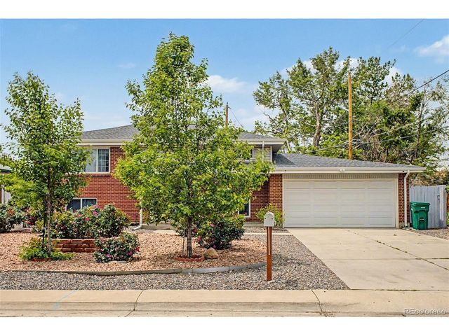933 Newcombe St, Lakewood, CO 80215
