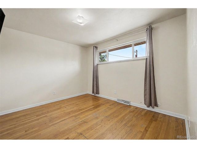 933 Newcombe St, Lakewood, CO 80215