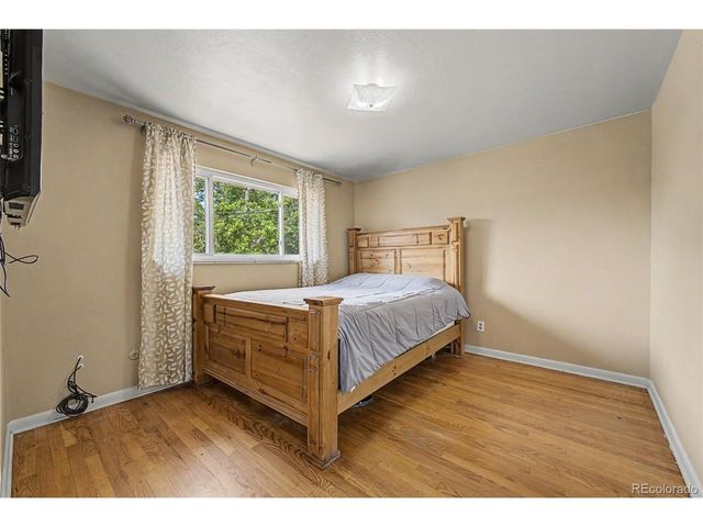 933 Newcombe St, Lakewood, CO 80215