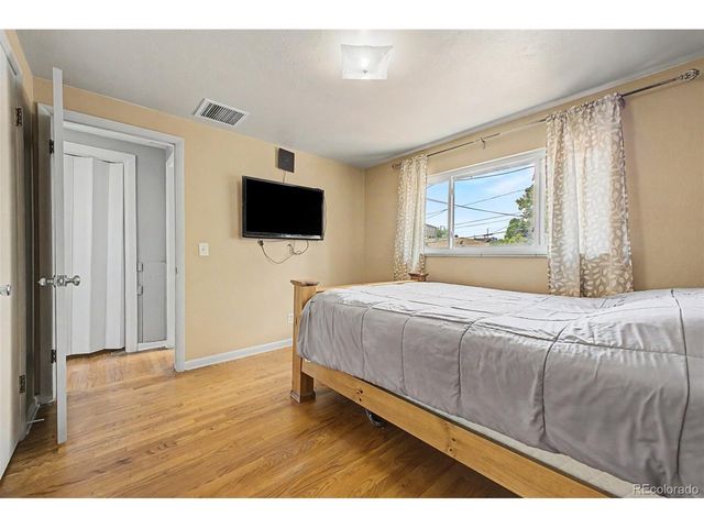 933 Newcombe St, Lakewood, CO 80215