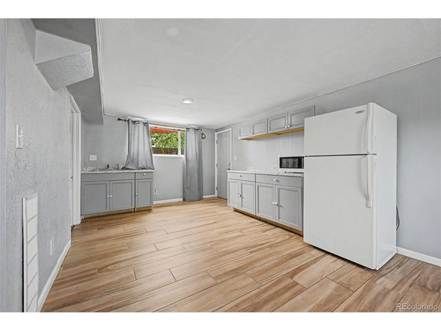 933 Newcombe St, Lakewood, CO 80215