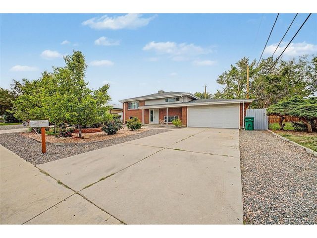 933 Newcombe St, Lakewood, CO 80215