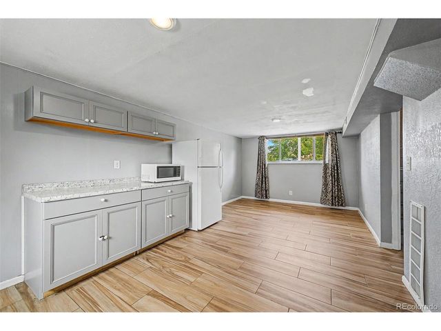 933 Newcombe St, Lakewood, CO 80215