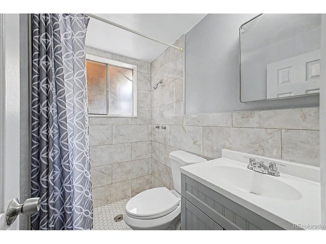 933 Newcombe St, Lakewood, CO 80215