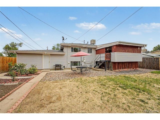933 Newcombe St, Lakewood, CO 80215