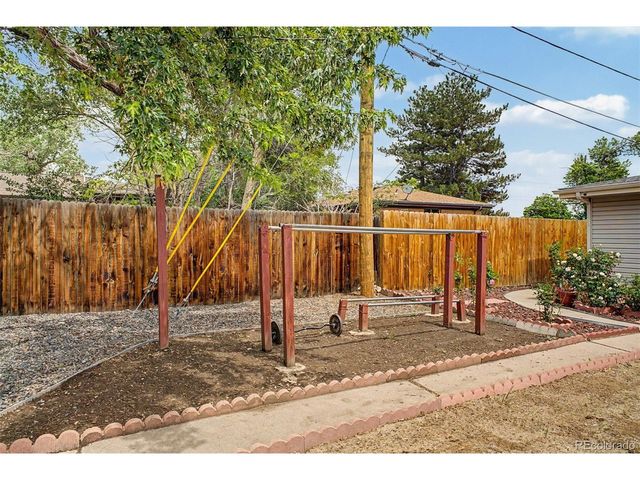 933 Newcombe St, Lakewood, CO 80215
