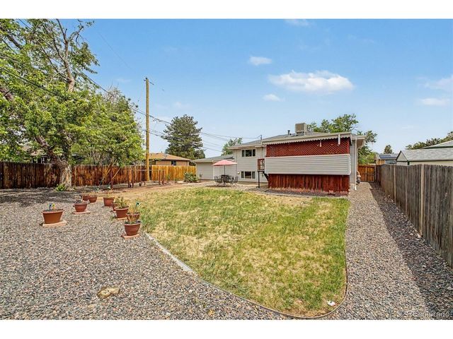 933 Newcombe St, Lakewood, CO 80215