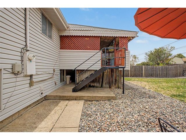 933 Newcombe St, Lakewood, CO 80215