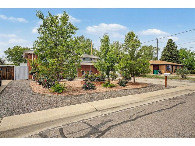 933 Newcombe St, Lakewood, CO 80215
