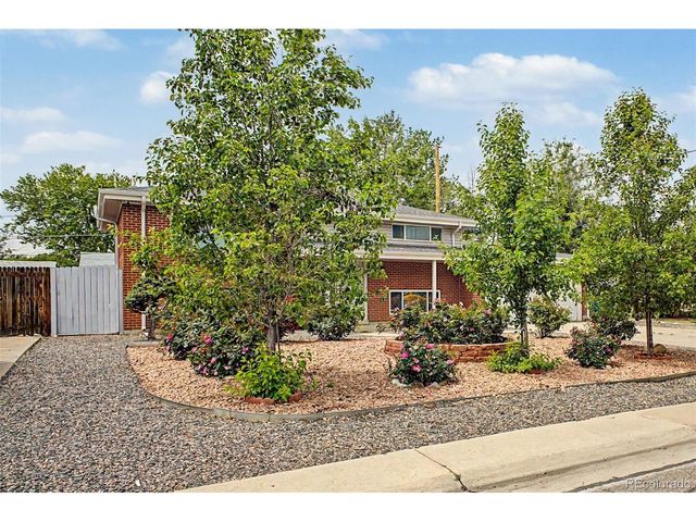 933 Newcombe St, Lakewood, CO 80215