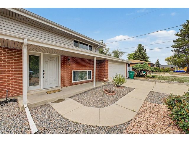 933 Newcombe St, Lakewood, CO 80215