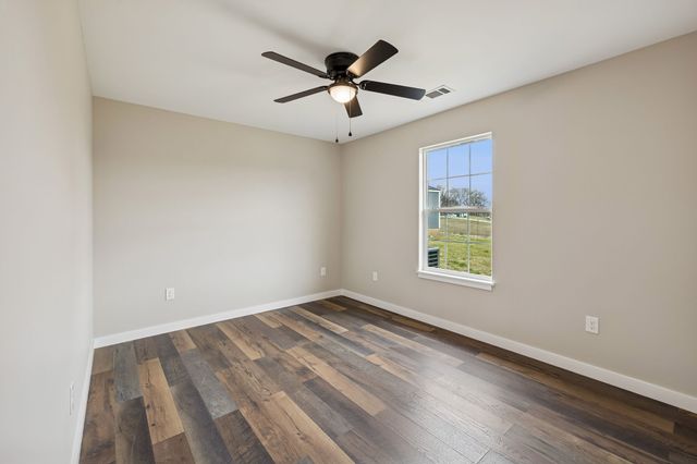 108 Crows Hill Dr, Gordonsville, TN 38563