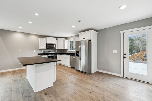 108 Crows Hill Dr, Gordonsville, TN 38563