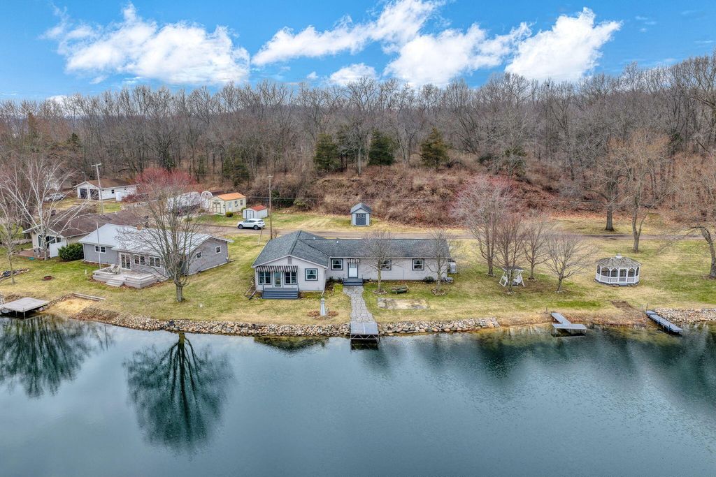 228 Oak Grove Drive, Brooklyn, MI 49230