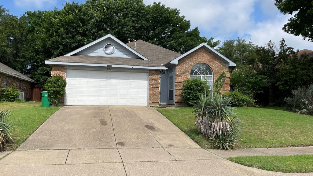 202 Chamblin Drive, Cedar Hill, TX 75104