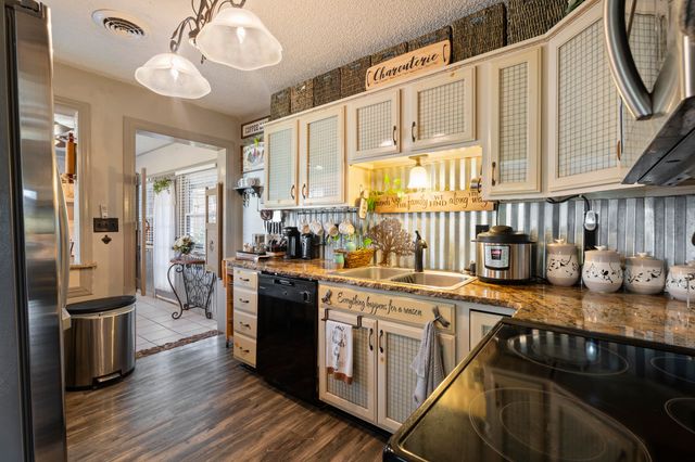 24900 S 622 Road, Grove, OK 74344