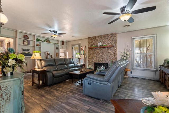 24900 S 622 Road, Grove, OK 74344