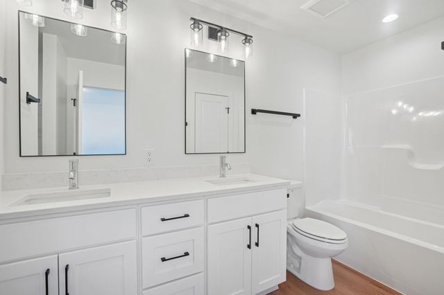 2420 38 Avenue S, Moorhead, MN 56560