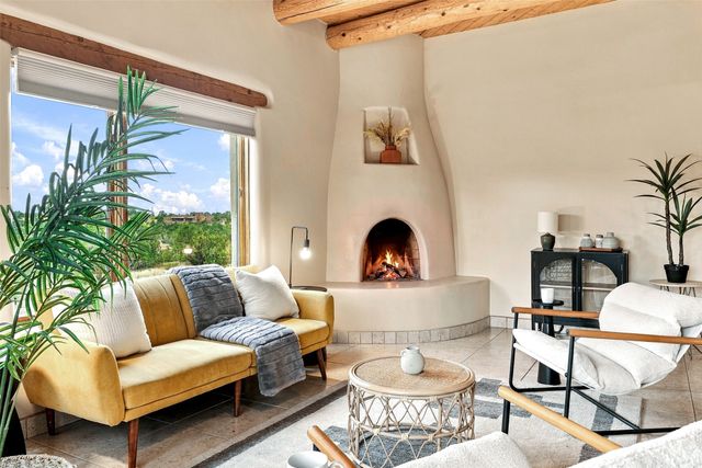 7 W Azulejo Court, Santa Fe, NM 87508