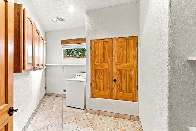 7 W Azulejo Court, Santa Fe, NM 87508