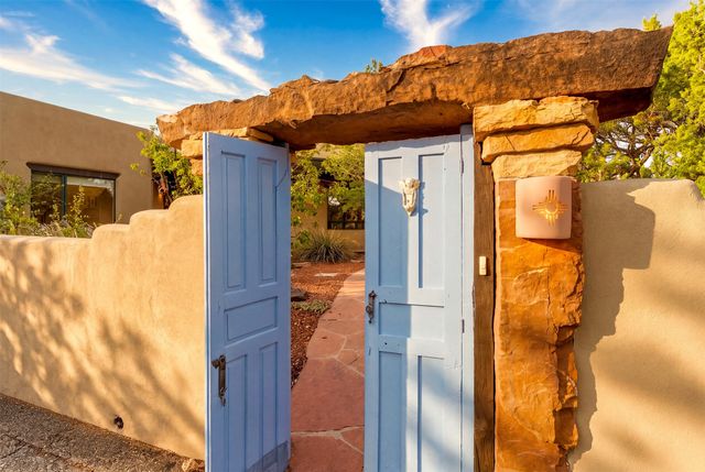 7 W Azulejo Court, Santa Fe, NM 87508